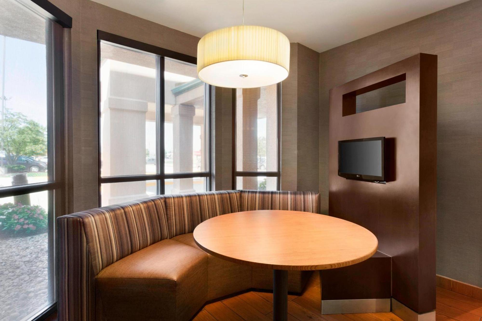 Courtyard By Marriott Bloomington Normal Hotel Eksteriør billede