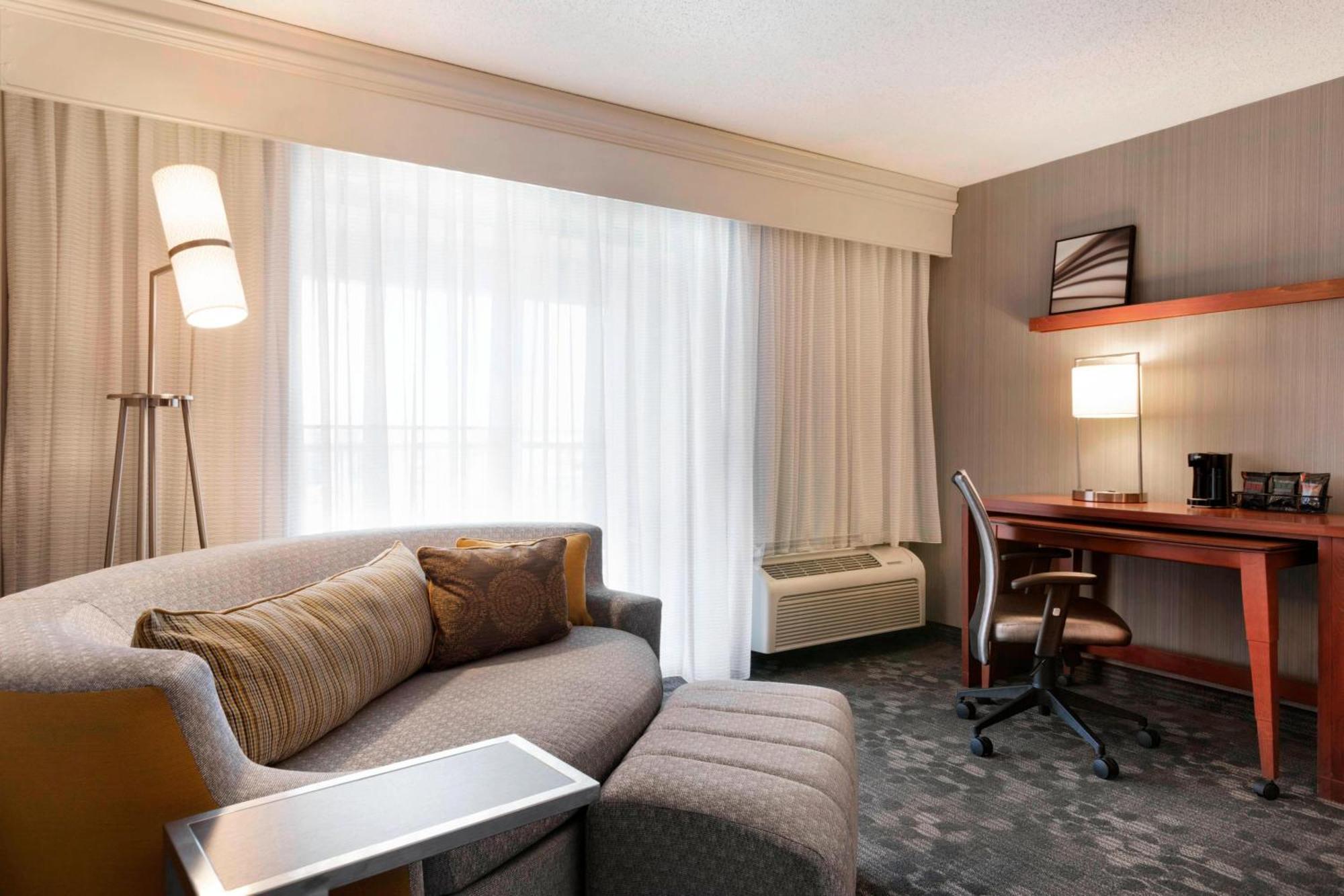 Courtyard By Marriott Bloomington Normal Hotel Eksteriør billede
