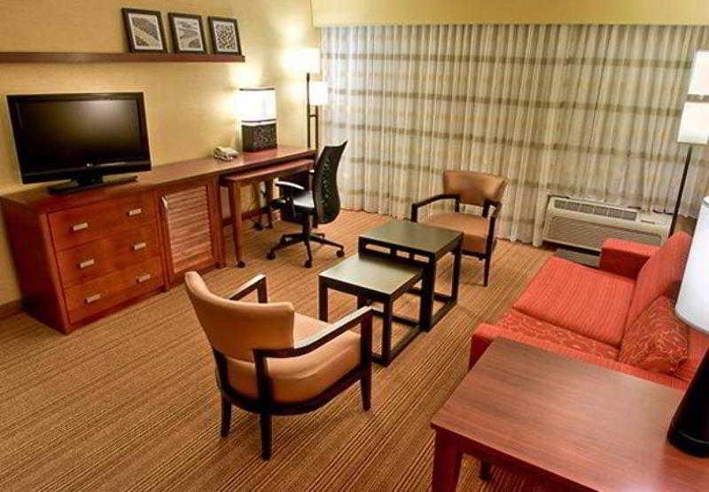 Courtyard By Marriott Bloomington Normal Hotel Værelse billede